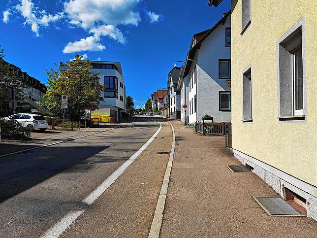 Von Montag, 23. September, an wird die Kalkofenstraße bis Mitte Oktober gesperrt. Die Stadt lässt hier die Fahrbahndecke erneuern.