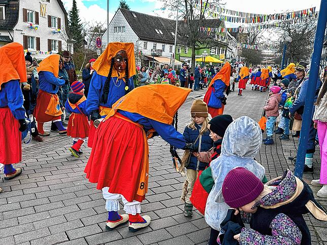 Für das lange Warten werden die Kinder mit Süßigkeiten belohnt. Und lernen dabei: Mehr Süßigkeiten erhält man, wenn man den Narrenrufen ...