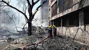 Feuerwehrleute arbeiten an der Absturzstelle in der nordwestlichen Stadt Ahmedabad