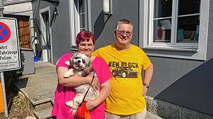 Nadine Siebert und Thomas Binkert zusammen mit ihrer Hündin Pünktchen. Sie haben über 1500 Igel gepflegt. Jetzt haben sie fünf Tipps, ...