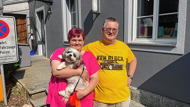 Nadine Siebert und Thomas Binkert zusammen mit ihrer Hündin Pünktchen. Sie haben über 1500 Igel gepflegt. Jetzt haben sie fünf Tipps, ...