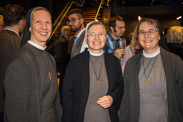 Die Schwestern Susanne Bader (von links), Maria Paola Zinniel und Birgit-Maria Krietemeyer vom Kloster Hegne kommen nach Konstanz, um ...
