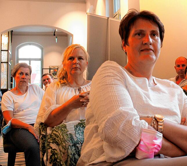 Gebannt beobachtet das Publikum, bestehend aus bis zu zwei Begleitungen der jeweiligen Bürgermeisterkandidaten, die Frage- und ...