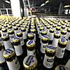 Hier werden Flaschen der Fürstenberg Brauerei abgefüllt.