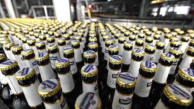 Hier werden Flaschen der Fürstenberg Brauerei abgefüllt.