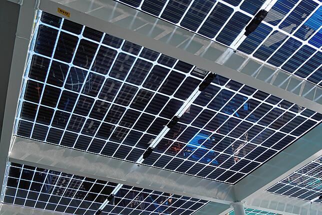 Solarzellen statt Markise, Sonnensegel oder Dach: Auf dem neuen Elektro-Bodenseeschiff „Insel Mainau“, das gerade in Dienst ...