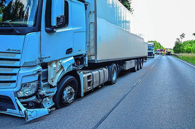 Zunächst touchiert das Auto einen Lastwagen auf dessen Fahrerseite.