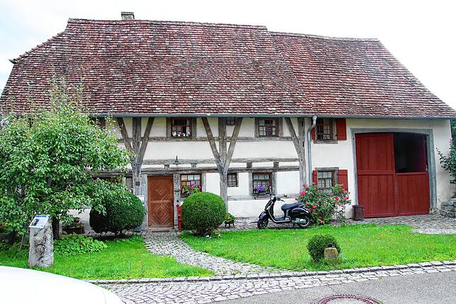 Das schöne Bauernhaus im Städtle 4 gehört zum historischen Rundgang und eine Tafel verweist auf die Geschichte.