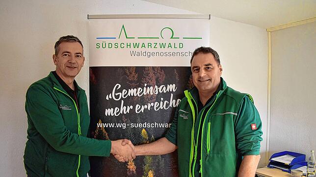 Der bisherige und der neue Geschäftsführer der Südschwarzwald Waldgenossenschaft: Norbert Schwarz (links) übergibt die Leitung an Stefan ...