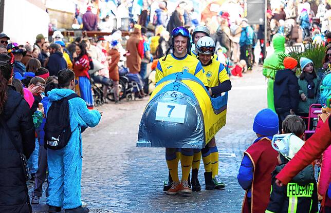 Olympisches Flair: Das Quartett vom TuS Meersburg 2 hier bei der Vorbereitung für die Olympischen Winterspiele im Bobfahren.