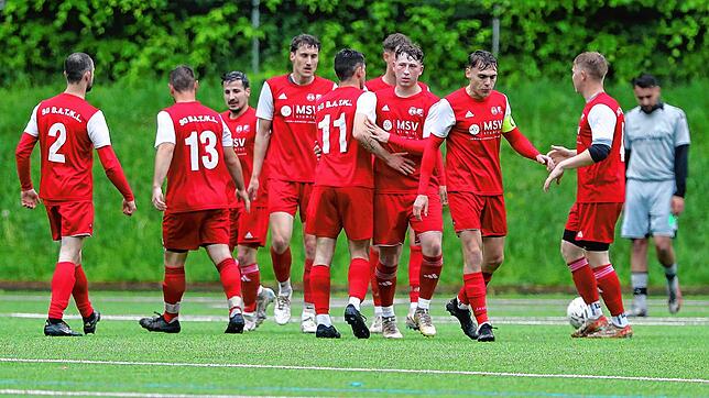 Die Spieler der SG B.A.T./Kreenheinstetten-Leibertingen feiern ihren Siegtreffer in Konstanz.