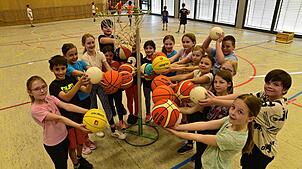 Das Runde muss ins Netz. Dritt- und Viertklässler der Grundschule Peterzell vor einem der alten Basketballkörbe. Sie wünschen sich neue ...