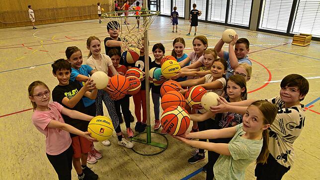 Das Runde muss ins Netz. Dritt- und Viertklässler der Grundschule Peterzell vor einem der alten Basketballkörbe. Sie wünschen sich neue ...