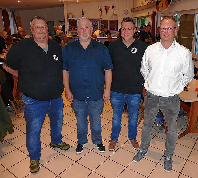 Der geschäftsführende Vorstand, der das Flaggschiff des TSV Stetten in ruhigem Fahrwasser steuert (von links): Kassierer Torsten Frank, ...