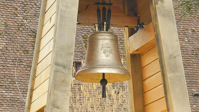 Der Glockenträger mit der neuen Glocke.
