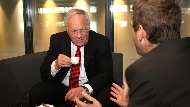 Der Schweizer Bundesrat Johann Schneider-Ammann (links) im Gespräch mit SÜDKURIER-Wirtschaftsressortleiter Walther Rosenberger.