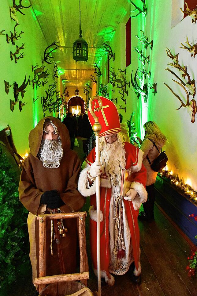 Nikolaus und Knecht Ruprecht statten der Weihnachtswelt ebenfalls einen Besuch ab.