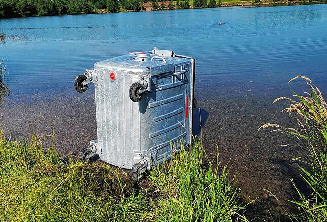 Den leeren Container warfen die Unbekannten ins Wasser.