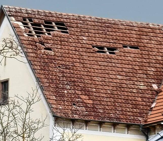 Das Unwetter vom vergangenen Freitagnachmittag hat Löcher in das Dach der Kapuzinerkirche Engen gerissen, wodurch es zu starken ...