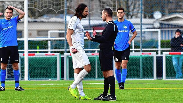 Konfrontation: Bora Kalyon (links) nach der Gelb-Roten Karte im Disput mit Schiedsrichter Riccardo Lombardo beim 1:4 des VfB Waldshut ...