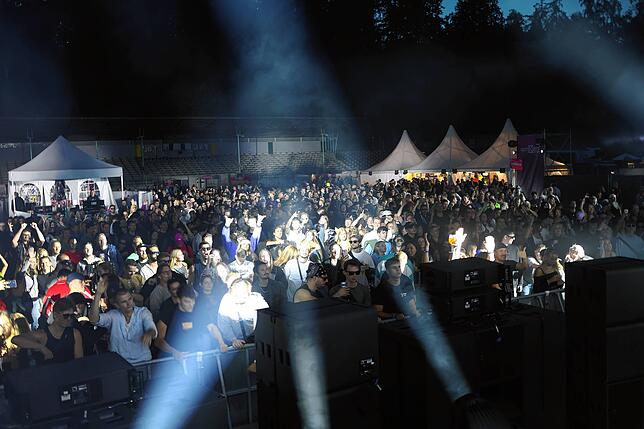 Bild 28: Konstanz: Das Gute-Zeit steigt: Elektro-Musik lockt Besucher ins Bodensee-Stadion