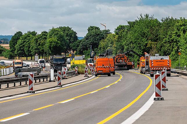 Der Asphalt der A81 ist nach dem Unfall beschädigt, die Bergungs- und Aufräumarbeiten ziehen sich über Stunden.