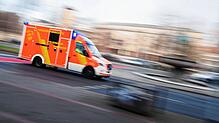 Bei einer Schlägerei in der Nacht zum Sonntag am Münsterplatz soll ein 22-Jähriger verletzt worden sein, informiert die Polizei.