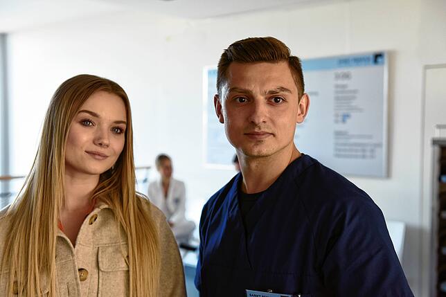 Szene aus „Frühling“: Lilly Engel (Julia Willecke) trifft auf einen alten Bekannten, Pfleger Lionel (Zsolt Sándor Cseke).