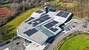 Auf dem Schwaketenbad befindet sich eine große Photovoltaik-Anlage. Sie wird mit dem Speicher noch effizienter eingesetzt.