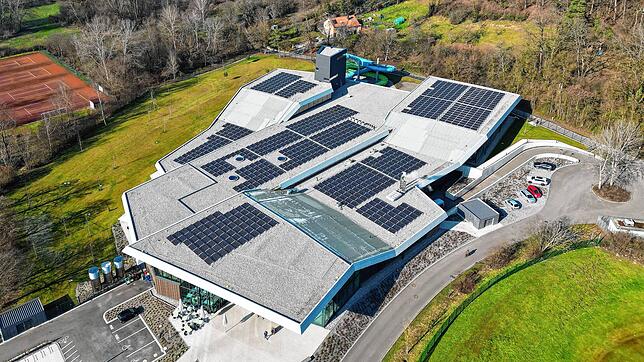 Auf dem Schwaketenbad befindet sich eine große Photovoltaik-Anlage. Sie wird mit dem Speicher noch effizienter eingesetzt.