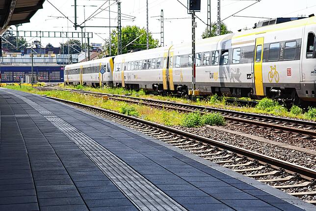 Die Leitstreifen am Boden sollen Menschen mit schlechtem Sehvermögen Orientierung bieten.