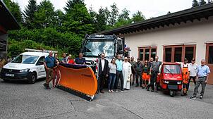 Pater Mirko (Mitte) segnet im Beisein von Bürgermeister Marcel Schneider, den Bauhofmitarbeitern sowie einigen Gemeinderäten die drei ...