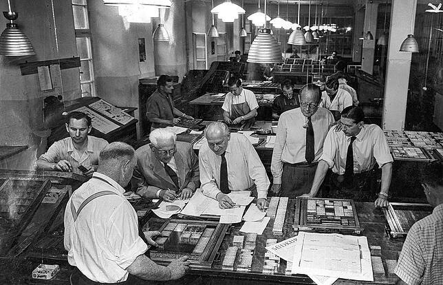 Zeitungsproduktion im Jahr 1955, zehn Jahre nach der Gründung: Chefredakteur Alfred Gerigk (3. von rechts) bespricht mit Kollegen den ...
