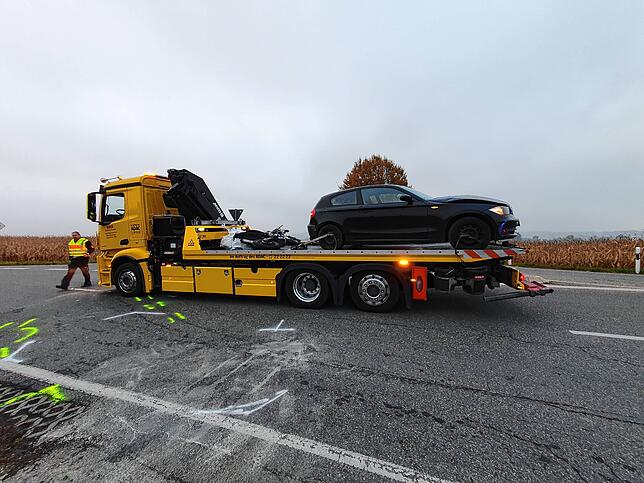 Ein Abschleppfahrzeug an der Unfallstelle mitsamt Motorrad und BMW.