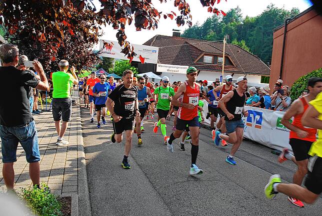 Bild 11: So schön war der Klettgaulauf 2024: Diese Läufer gehen an den Start