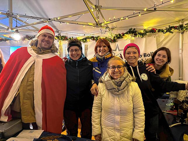 In vorweihnachtlicher Stimmung präsentierten sich auch die Standbetreiber, die bei dem großen Besucherandrang alle Hände voll zu tun hatten.