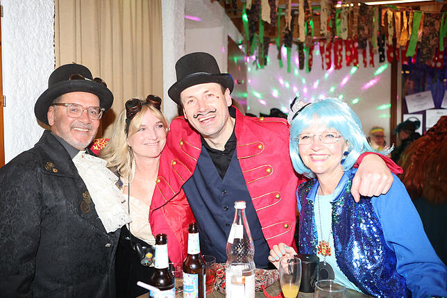 Bild 27: Konstanzer Straßenfasnacht 2025: Die Stimmung ist auch am Fasnachtsfreitag super