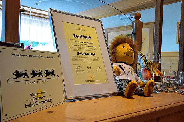 Im Rahmen der Ehrung hat die Familie Uhrenbacher ein Zertifikat und einen symbolischen Löwen erhalten.