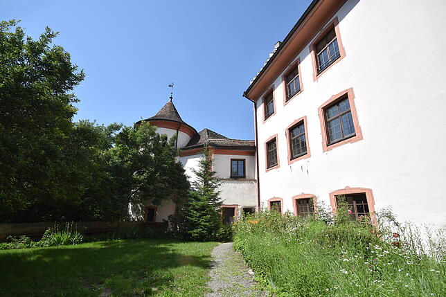 Der Blick im Rosengarten Richtung Kapelle und Zugang zum Garten.
