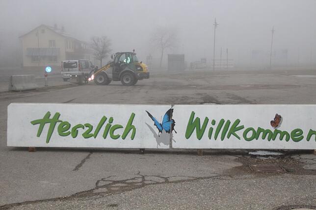Der Platz für die Blumberger Eisbahn neben der Energieversorgung Südbaar ist ab sofort für parkenden Verkehr gesperrt. Bild: Bernhard Lutz
