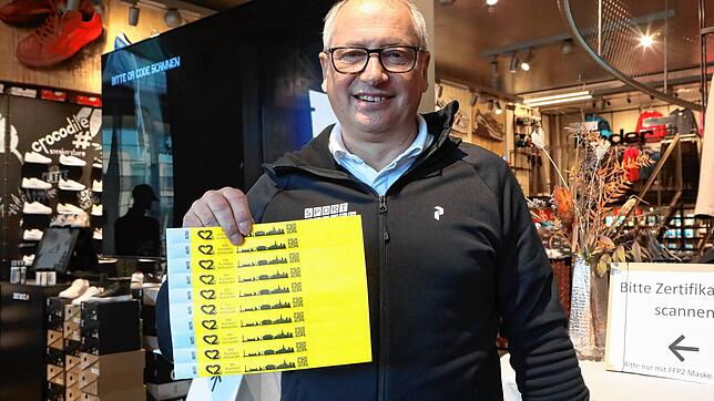 Die Einführung der 2G-Bändchen im Konstanzer Handel verläuft erfolgreich. Und doch ärgern sich Peter Kolb und etliche seiner Kollegen. ...