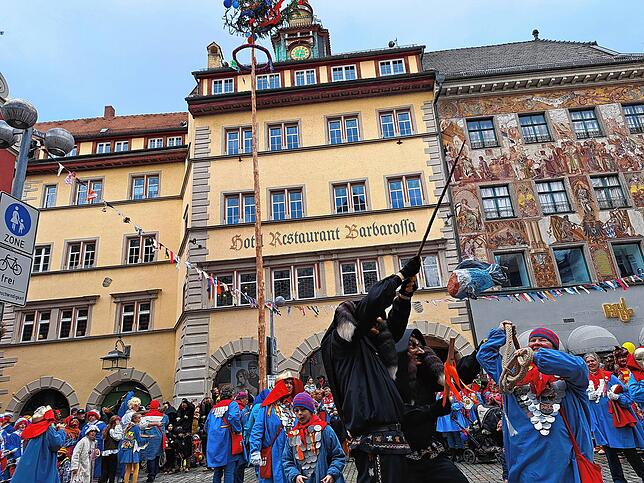 Der Narrenbaum auf dem Obermarkt wird am Nachmittag aufgestellt.