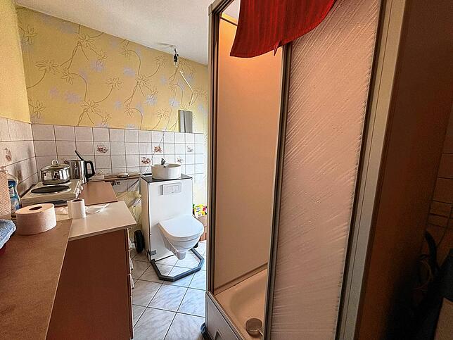 Zum Kochen ist nicht mehr viel Platz: In den Küchen stehen für die Zeit der Sanierungsarbeiten mobile Toiletten und Duschen bereit. Hier ...
