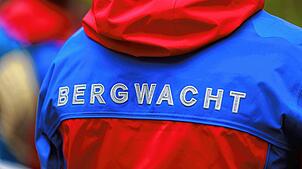 Der Schriftzug Bergwacht steht auf der Einsatzkleidung eines Bergwachtmitgliedes. Diese musste einen unerfahrenen Bergsteiger retten, ...