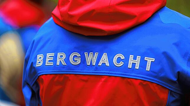 Der Schriftzug Bergwacht steht auf der Einsatzkleidung eines Bergwachtmitgliedes. Diese musste einen unerfahrenen Bergsteiger retten, ...
