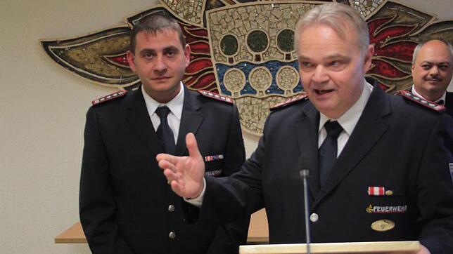 Aufstieg: Gesamtkommandant Nicolo Bibbo (links) wurde Frank Schneider (Stellvertreter) zum Stadtbrandmeister befördert.