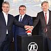 ZF mit Vorstandschef Wolf-Henning Scheider (rechts) will Wabco kaufen. Friedrichshafens Oberbürgermeister Andreas Brand (Mitte) lässt ...