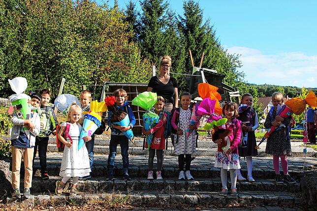 In der Grundschule Beuren werden die Kinder der jahrgangsgemischten Klasse 1/2, der „Eulenklasse“, von Sonja Fahlenbock ...