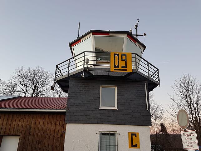 Aus einer anderen Perspektive: Auf dem Flugfeld Rennefeld im Hochsauerland ist die Technik am Towergebäude montiert. Mit den Daten und ...