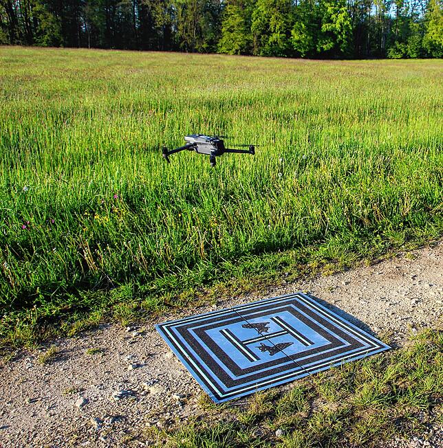 Bei der Rehkitzsuche werden Drohnen mit Wärmebildkamera genutzt. Die Drohne kann ein Hektar Wiese in etwa zwei Minuten abfliegen, wenn ...